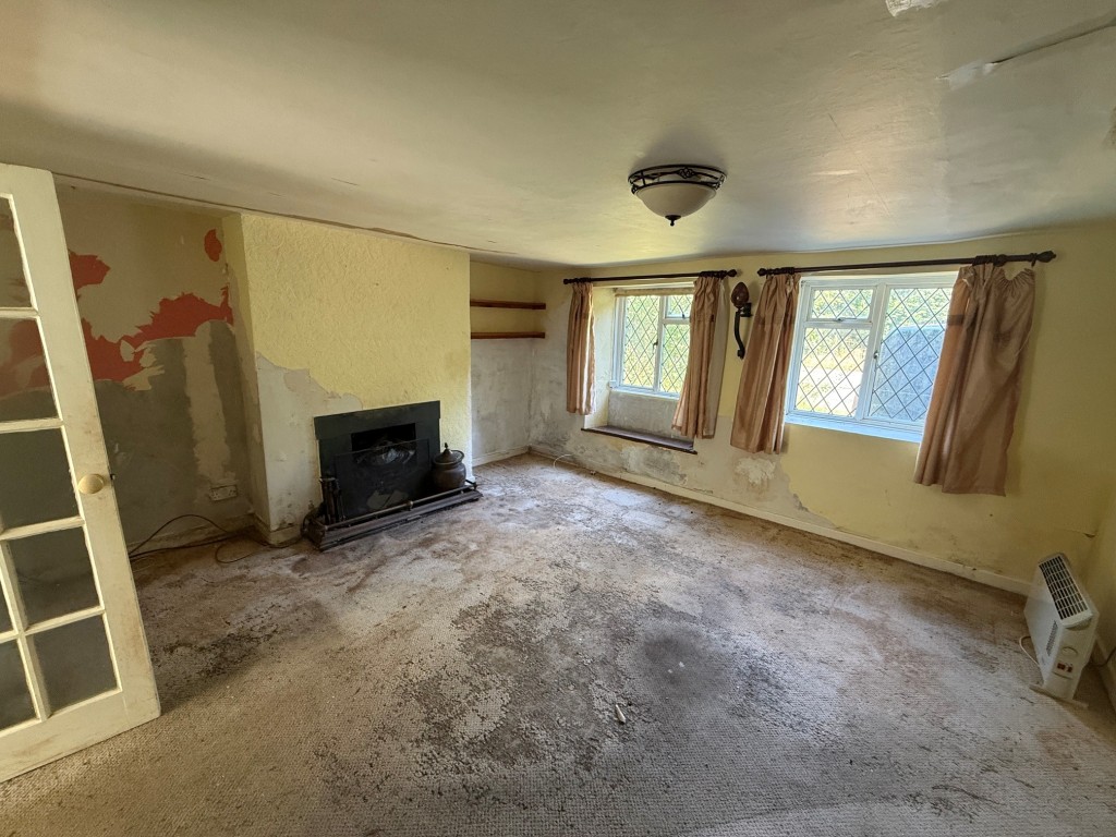 Lot: 86 - END-TERRACE COTTAGE FOR IMPROVEMENT - Living room with fireplace